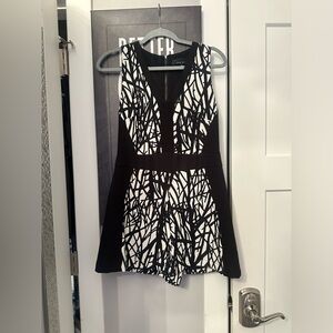 😍😍😍😍Adelyn Rae Black and White Patterned Mini Romper/Skort